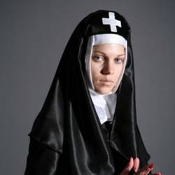 Женский стриптиз в образе Монахини